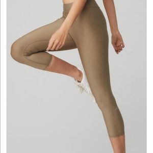 Alo Yoga Airlift High-Waist Conceal-Zip Capri - Gravel